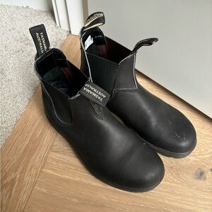 Blundstones, Black